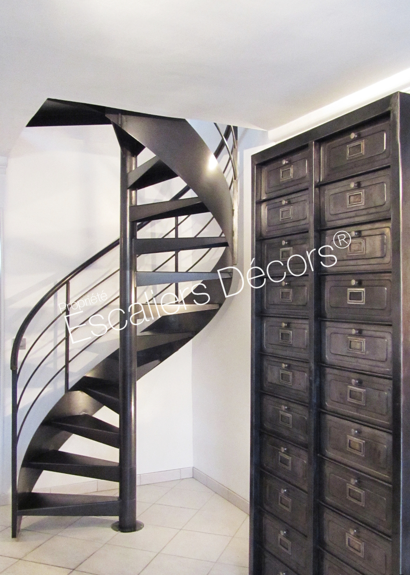 Photo SH36 - Gamme Initiale - SPIR'DÉCO® Contemporain avec limon. Escalier intérieur métallique standard en colimaçon pour une décoration industrielle.